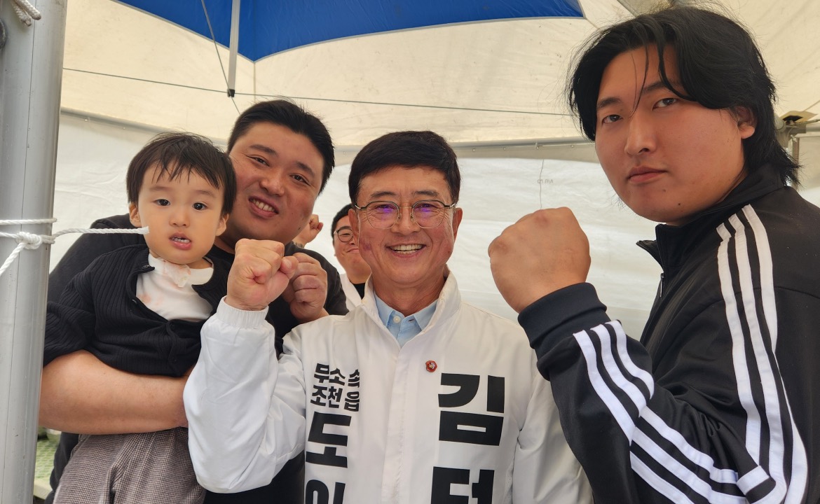 복지 공약을 발표하는 김덕홍 후보