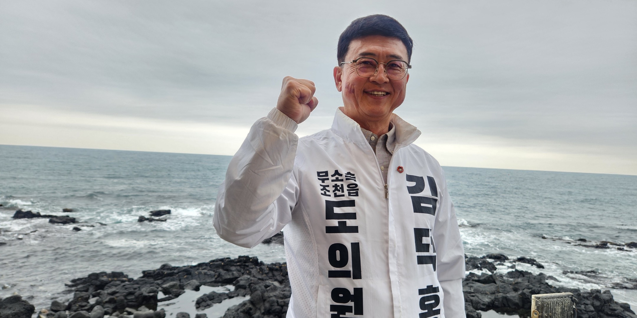 거리인사를 이어가는 김덕홍 후보