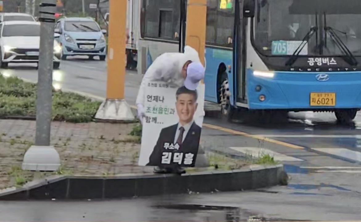아침 거리인사를 하는 김덕홍 후보