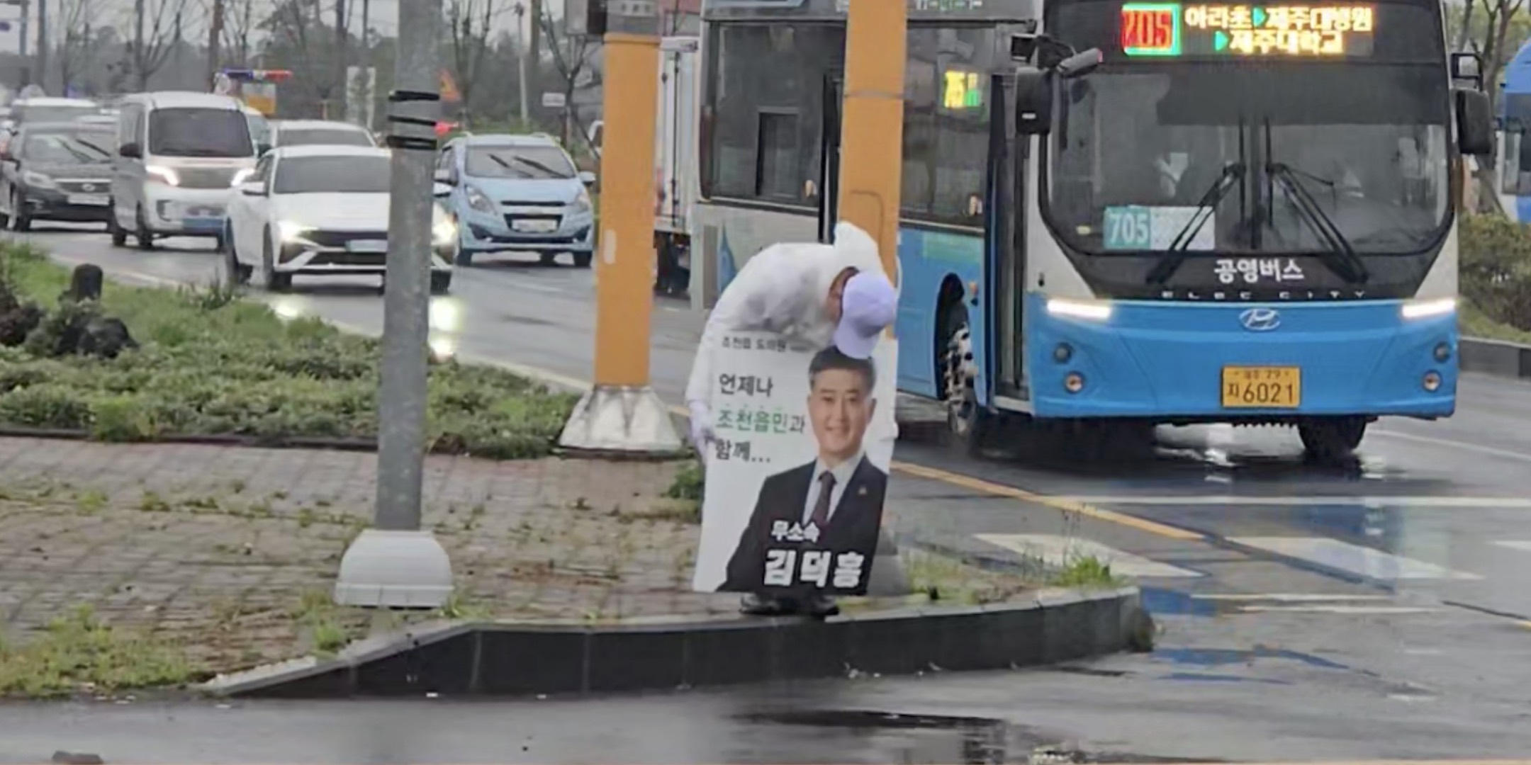 아침 거리인사를 하는 김덕홍 후보