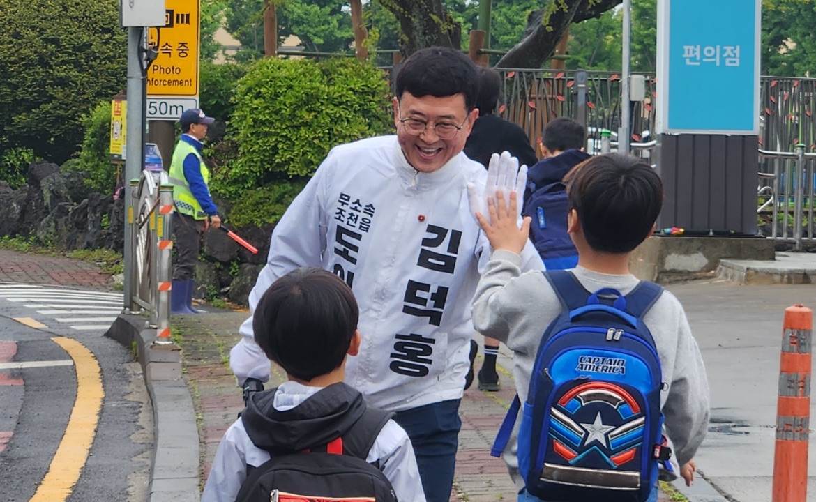 민생 공약을 강조하는 김덕홍 후보