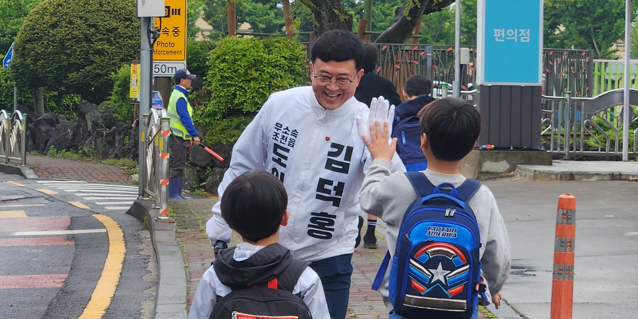 민생 공약을 강조하는 김덕홍 후보