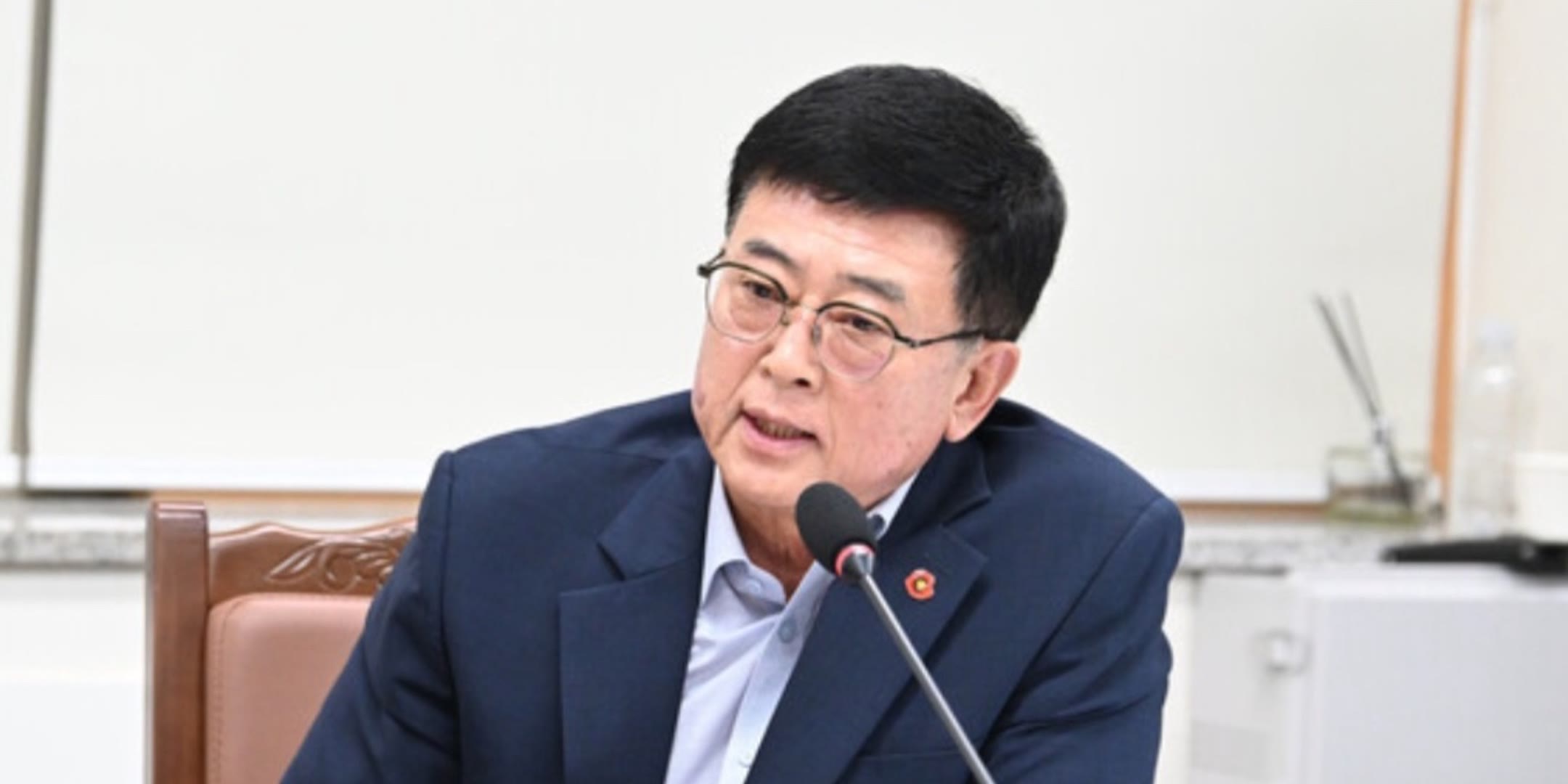 제주도의회에서 발언하는 김덕홍 의원